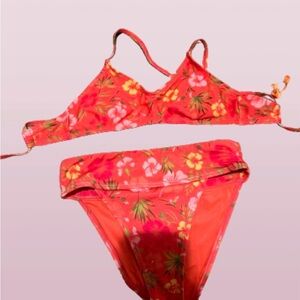 Hawaiian bikini for summer 💝 stretches ! it has been washed so it’s clean.